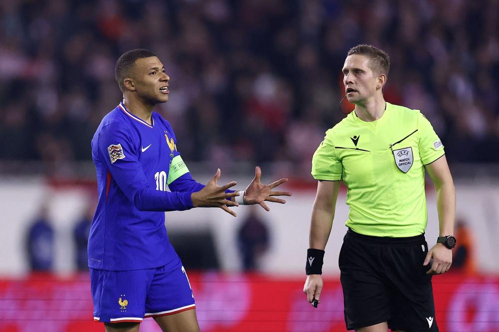 足球曝世界足坛将全面引入AI判罚系统